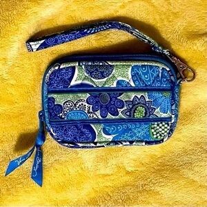 Vera Bradley Blue Floral Wristlet💚💗
